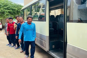 Hoàn tất thủ tục trao trả 5 thuyền viên Myanmar gặp nạn trên Biển Đông