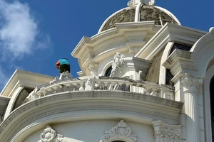 Đang tháo dỡ phần lầu căn 'biệt phủ' xây dựng trái phép ở Bình Thuận