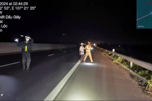 CSGT giải cứu người đàn ông đi bộ giữa cao tốc Phan Thiết-Dầu Giây