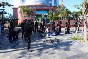 Diễn tập phương án khống chế nhóm cướp ngân hàng, giải cứu 12 con tin 