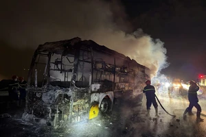 Xe khách cháy trơ khung trên cao tốc Phan Thiết-Dầu Giây