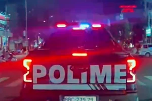 Xe Ford Ranger chạy ở Phan Thiết gắn đèn ưu tiên sai luật