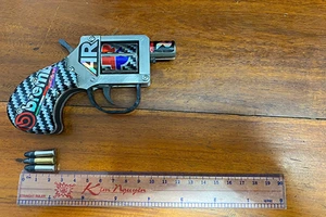 Từ vụ ném pháo nổ phát hiện người đàn ông tàng trữ khẩu súng rulo