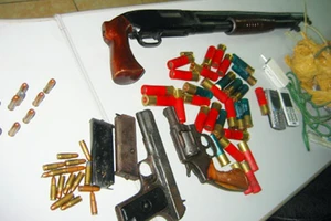 Bình 'kiểm' bị bắt giam liên quan đường dây mua bán vũ khí