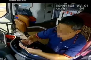 CSGT xử lý nhiều tài xế vừa lái xe vừa sử dụng điện thoại di động trên cao tốc