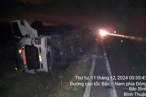 Dừng xe trên cao tốc Vĩnh Hảo - Phan Thiết, tài xế bị ô tô phía sau tông, lật đè tử vong