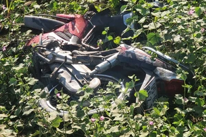 Phát hiện 2 người đàn ông nằm bên lề đường, 1 người đã tử vong