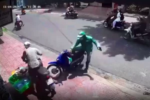 Chủ tịch Bình Thuận khen thưởng cú quay xe của người chạy GrabBike