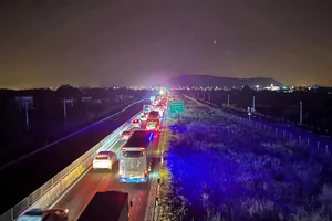 Xe khách chuyển làn gây tai nạn liên hoàn trên cao tốc Vĩnh Hảo - Phan Thiết