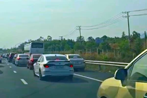 Nhiều lái xe cố tình chạy vào làn dừng khẩn cấp trên cao tốc Phan Thiết - Dầu Giây