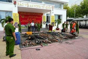 Công an Bình Thuận tiêu hủy 4.000 vũ khí, công cụ hỗ trợ, đạn, pháo các loại