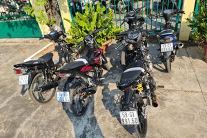 Nhóm thanh thiếu niên chạy xe máy nẹt pô, lạng lách trên QL1A