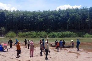 Đang nhậu thì xuống sông bắt ốc bị nước cuốn trôi