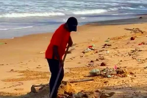 Người nước ngoài quay clip tố nhân viên khu du lịch chôn rác trên bãi biển 
