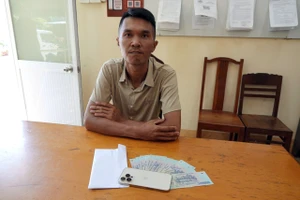 Bắt thanh niên nhặt iPhone đem bán rồi nhắn tin đòi tiền chuộc