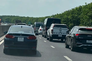 Kẹt xe kéo dài trên cao tốc TP.HCM-Long Thành-Dầu Giây