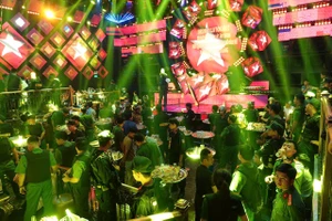 Hơn 200 cảnh sát triệt xóa điểm bay lắc tại quán bar Paris Night ở Phan Thiết