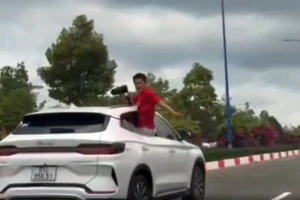 CSGT xác minh chiếc ô tô có người ngồi trên cửa xe chụp ảnh, quay phim