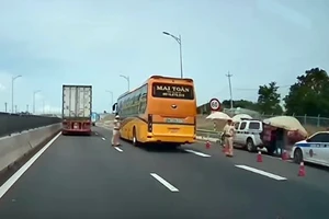 CSGT giải thích việc ra giữa làn đường cao tốc Vĩnh Hảo-Phan Thiết dừng xe