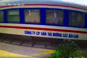 Người đàn ông ra đứng giữa đường sắt khi tàu hỏa đang lao tới 
