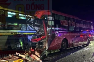  2 xe khách tông trên cao tốc Vĩnh Hảo-Phan Thiết, nhiều người thương vong