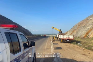 CSGT lắp phân cách ngăn dừng xe trên hành lang cao tốc Vĩnh Hảo-Phan Thiết