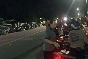 Thanh niên nhảy cầu rồi bơi vào bờ, để mặc lực lượng cứu hộ tìm kiếm mình