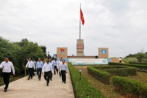 Bí thư Tỉnh ủy Lâm Đồng thăm các gia đình chính sách ở đặc khu Phú Quý