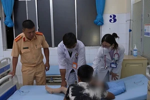 CSGT chạy đua với thời gian, cứu sống bé trai 4 tuổi co giật lúc giữa đêm