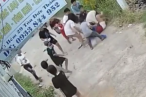 Làm rõ clip bé gái 12 tuổi bị nhóm bạn dùng vỏ chai bia tấn công