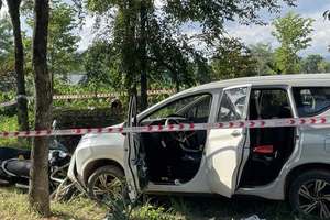 Thanh niên cố thủ trong ô tô rồi tông vào xe cảnh sát để bỏ chạy