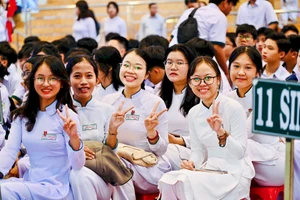 Lâm Đồng: Miễn học phí từ năm học mới, những đứa trẻ hạnh phúc đến trường