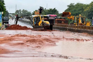 Cát trên đồi ập xuống Quốc lộ 1, ùn tắc giao thông kéo dài