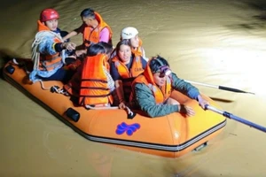 2 cậu cháu qua cầu bị lũ cuốn trôi, người cậu mất tích