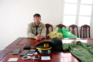 Thanh niên mặc đồ giả danh công an 'lấy le' với mọi người