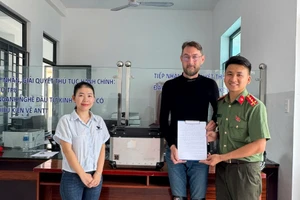 Thùng hành lý đánh rơi và lá thư tri ân đầy cảm xúc của vị du khách Hà Lan