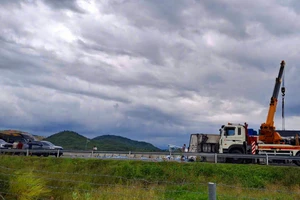 Xe tải lật trên cao tốc Vĩnh Hảo - Phan Thiết, ùn tắc kéo dài