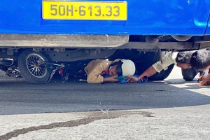 Nữ sinh 11 tuổi và xe đạp điện bị cuốn vào gầm xe khách