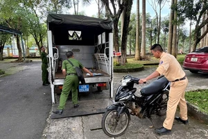 Dừng kiểm tra xe không biển số, CSGT phát hiện hung khí và lật tẩy vụ trộm