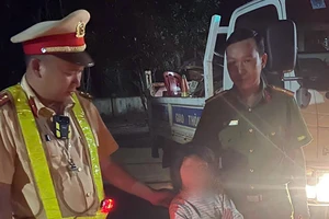 Nửa đêm CSGT dùng xe đặc chủng đưa bé gái 9 tuổi đi lạc 40km về với gia đình