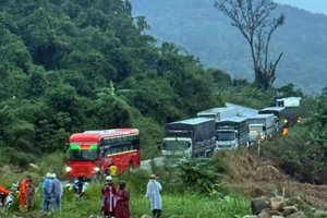 Sạt lở trên đỉnh đèo Quốc lộ 28B, kẹt xe kéo dài 