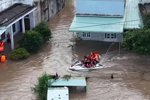 Jeski vượt sóng, tình nguyện viên xuyên đêm cứu người giữa lũ dữ