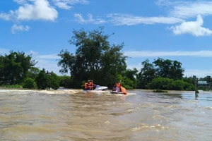 Nén hương cho bé gái 4 tuổi: Lãnh đạo tỉnh Lâm Đồng cúi đầu giữa lũ