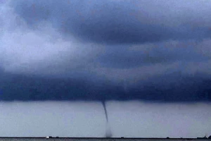 Lại xuất hiện vòi rồng cao hàng chục mét trên vùng biển Lâm Đồng