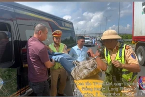 CSGT hỗ trợ tài xế có dấu hiệu đột quỵ trên cao tốc TP.HCM – Long Thành – Dầu Giây