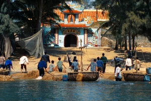 Chiếu phim 'Truy tìm long diên hương' miễn phí để tri ân bà con trước lăng Ông Nam Hải