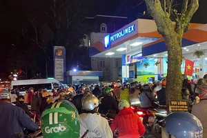  Người dân ở Đà Lạt ùn ùn xếp hàng mua xăng dự trữ