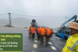 CSGT Lâm Đồng cùng ca nô chuyên dụng hỗ trợ cứu hộ tại Đắk Lắk