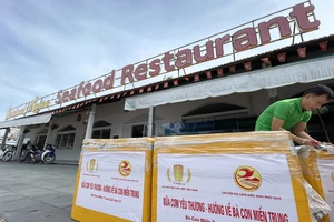 Cả nước yêu thương, ôm miền Trung vào lòng