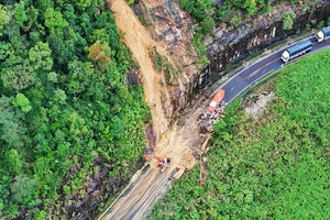 Đề nghị nổ mìn phá lượng đá khổng lồ để thông xe đèo Khánh Lê